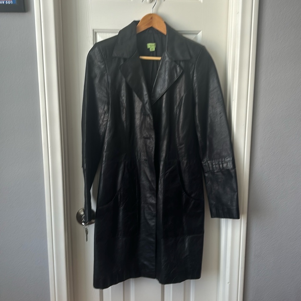 Women’s leather coat mid thigh length tailored look with a vintage touch